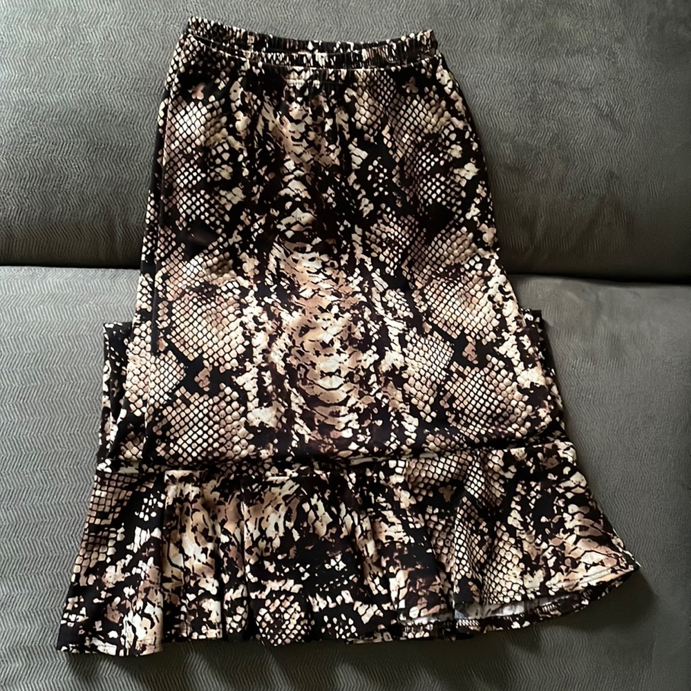 Elastic waist band straight snake skin print skirt by Passport size 1X. Like new